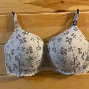 Victoria’s Secret Dream Angels lace push up bra. Size 36DD.